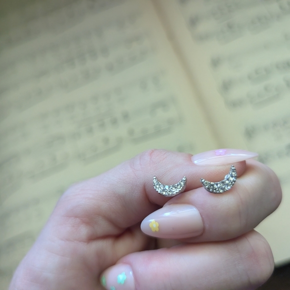 Elegant Silver Crescent Moon Earrings - Picture 6 of 7
